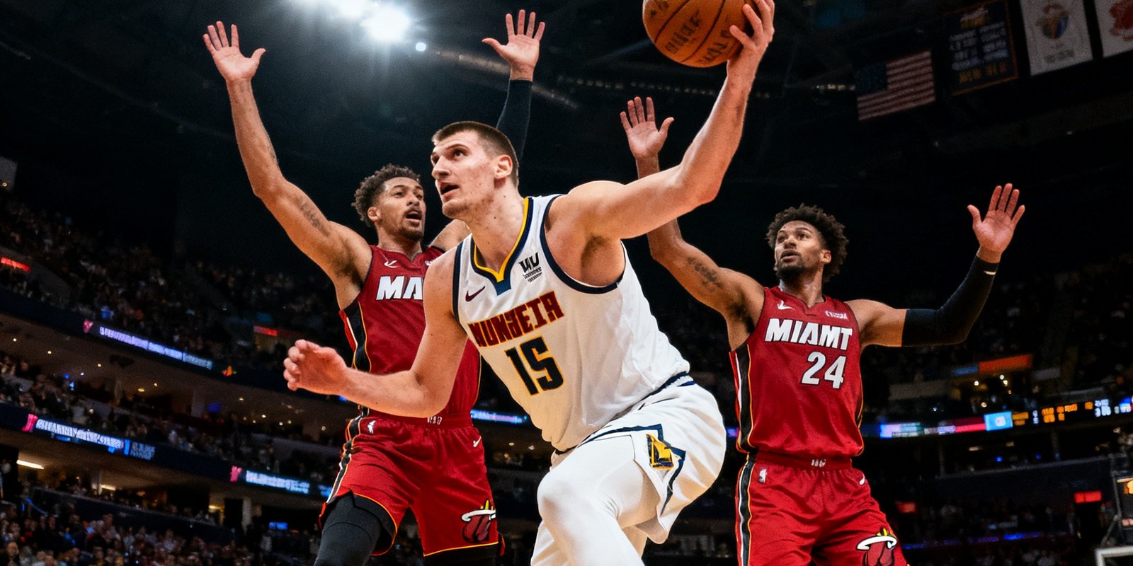 NBA总决赛第三场战报配图，丹佛掘金队约基奇在篮下强攻得分，热火队防守球员奋力封堵，比分牌显示掘金112比104逆转获胜。